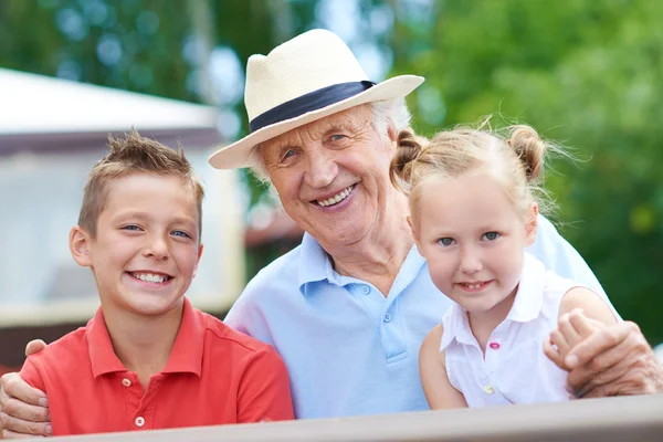 Glücklicher Opa mit Enkeln — Stockfoto