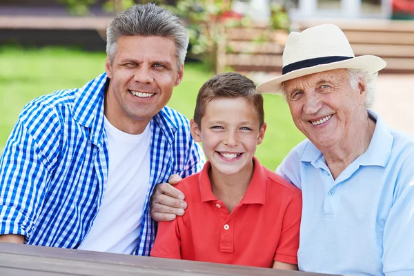 Generaciones masculinas juntas — Foto de Stock