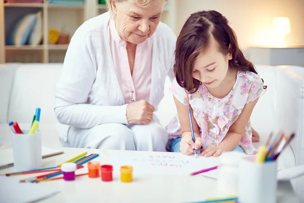 Kleines Mädchen zeichnet — Stockfoto