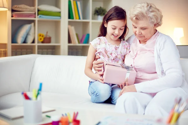 Ragazza che dà confezione regalo — Foto Stock