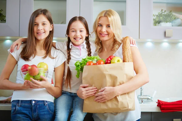 Familia con bolsa de comestibles — Foto de Stock
