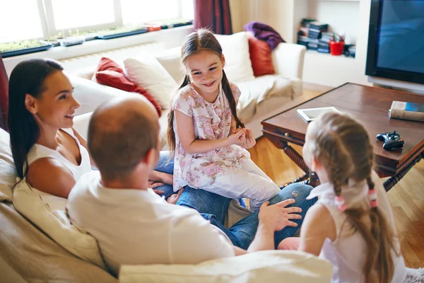 Genç aile evde — Stok fotoğraf