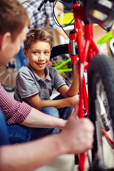 Padre con figlio che ripara bici — Foto Stock