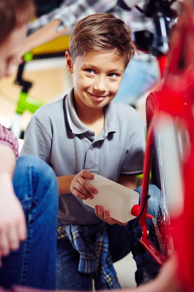 Jongen repareren fiets — Stockfoto