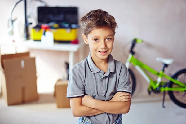 Niño en el garaje — Foto de Stock