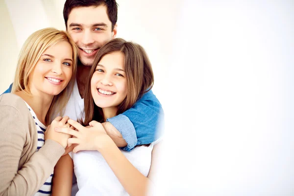 Abraçando marido, esposa e filha — Fotografia de Stock