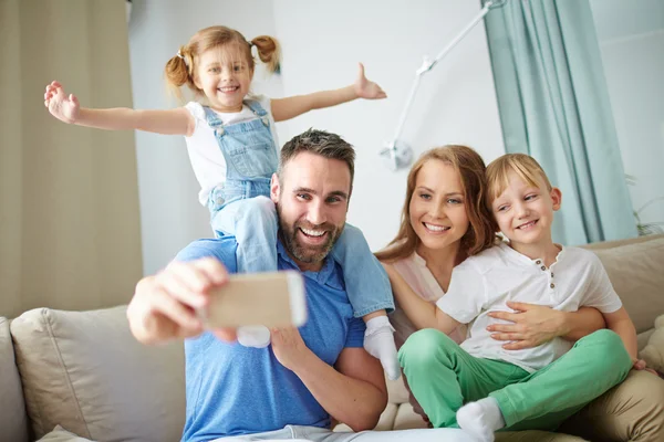 Fare selfie in famiglia — Foto Stock