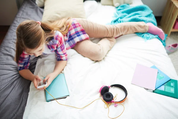 Menina adolescente com smartphone — Fotografia de Stock