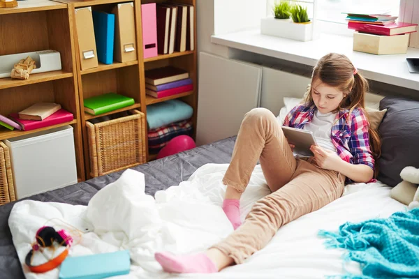 Adolescent fille avec touchpad — Photo