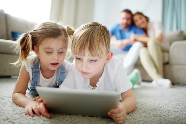 Broers en zussen met touchpad netwerkmogelijkheden — Stockfoto