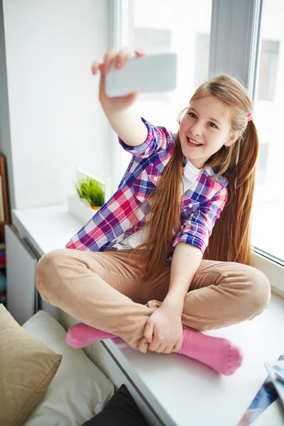 Ragazza con cellulare fare selfie — Foto Stock