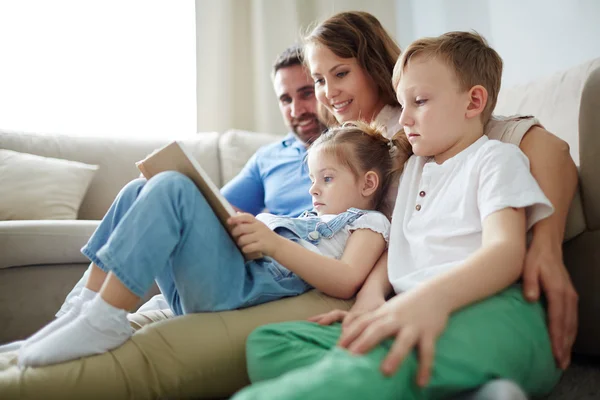 Familie leesboek — Stockfoto