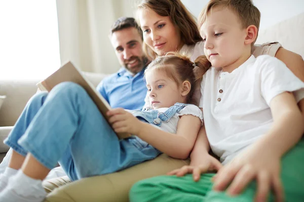 Familie leesboek — Stockfoto