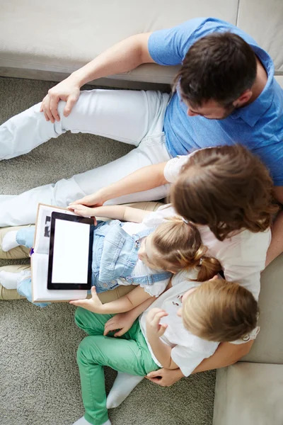 Famiglia utilizzando touchpad — Foto Stock