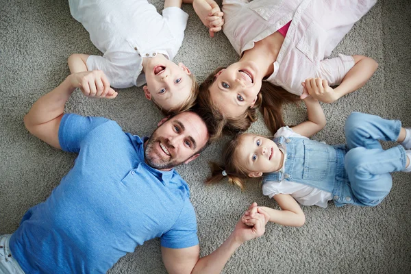 Familie kijken camera — Stockfoto