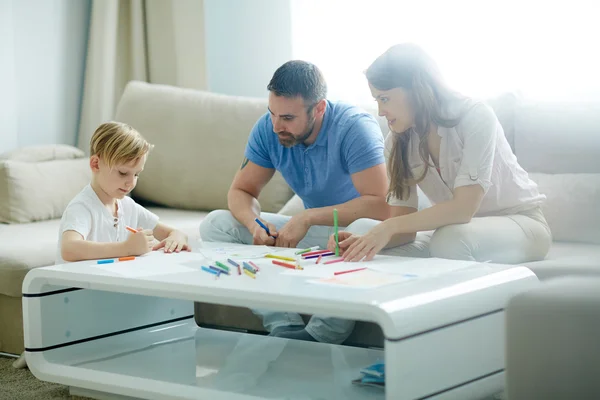 Giovani genitori e figlio — Foto Stock