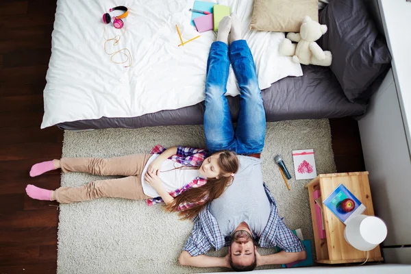 Niña y padre en casa — Foto de Stock