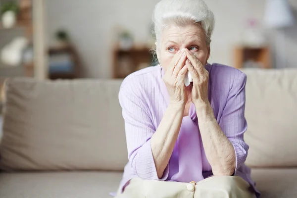 Äldre kvinna gråter — Stockfoto