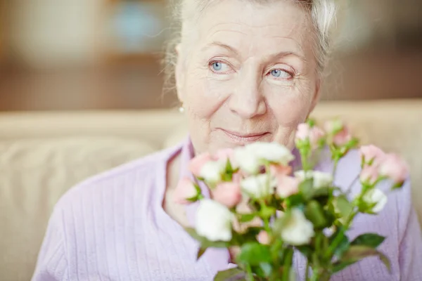 Senior vrouw met bloemen — Stockfoto