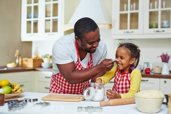 Meisje en vader koken — Stockfoto