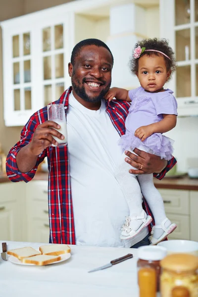 Vader met baby consumptiemelk — Stockfoto