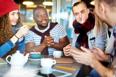 Arkadaşlar konuşuyor.