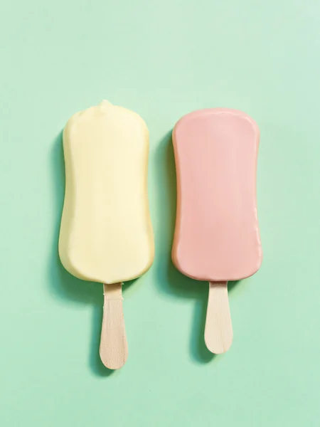 Рожеве і жовте морозиво — стокове фото