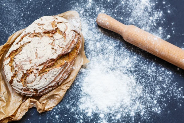Flour and rolling pin — Stock Photo, Image