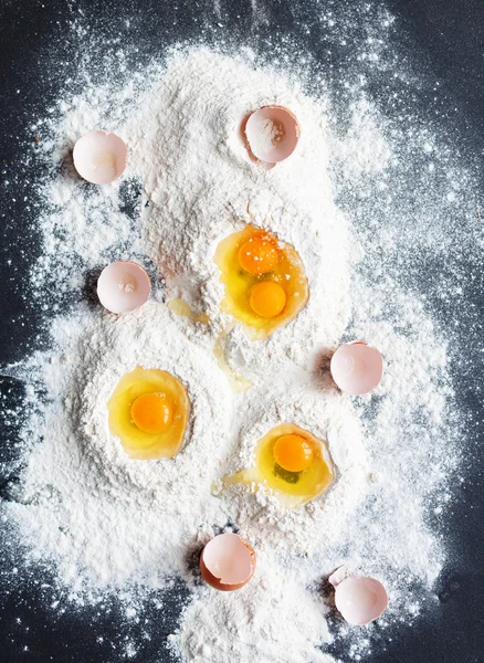 Flour, eggshells and raw eggs — Stock Photo, Image