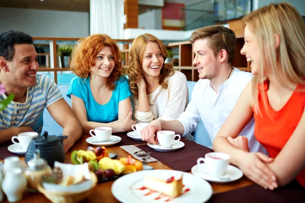 Amici adolescenti in caffè — Foto Stock