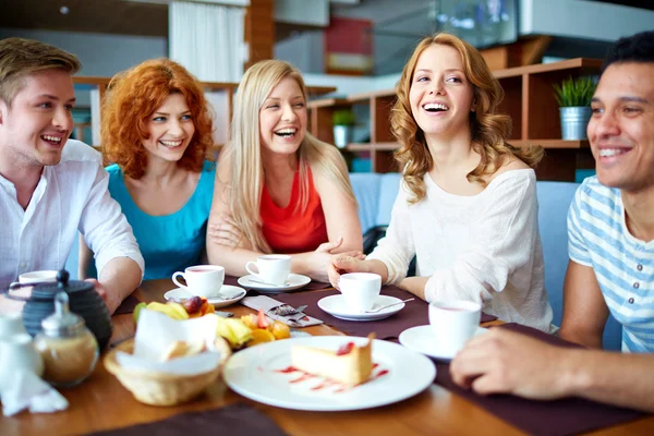 Amigos adolescentes en la cafetería — Foto de Stock