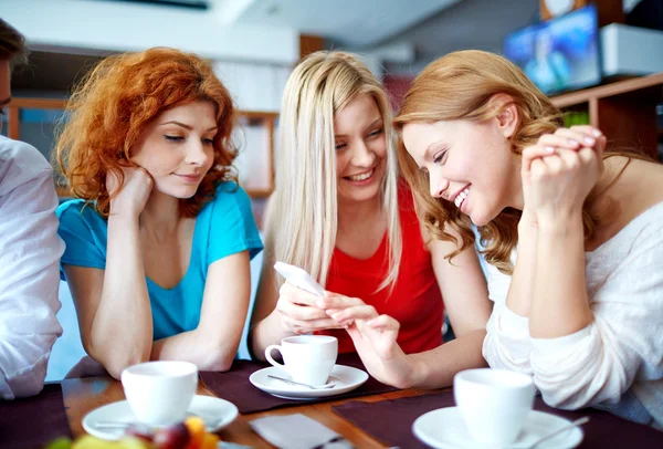 Chicas leyendo sms —  Fotos de Stock