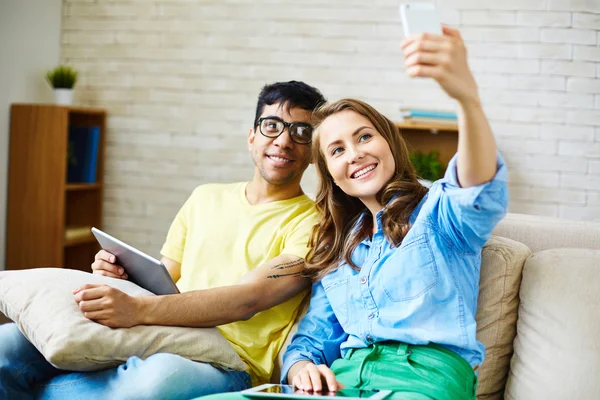 Casal tirando selfie — Fotografia de Stock