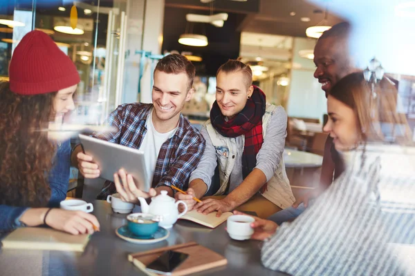 Jungs und Mädchen vernetzen sich — Stockfoto