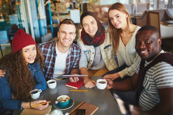 Teenager-Freunde mit Touchpad — Stockfoto