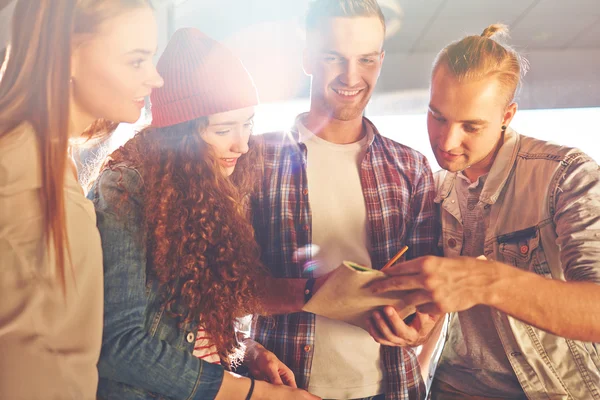 Students reading notes — Stock Photo, Image