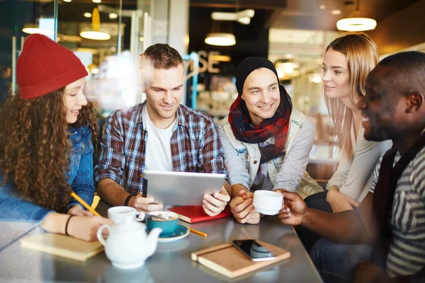 Teenager-Freunde mit Touchpad — Stockfoto