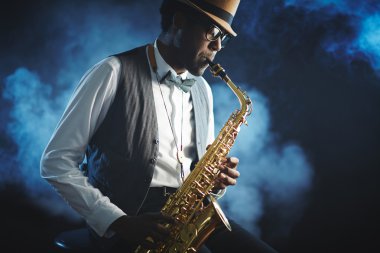 jazzman oynarken saksafon