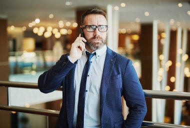 İş adamı telefonda konuşuyor.