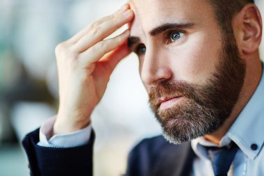 Sakallı işadamı düşünme