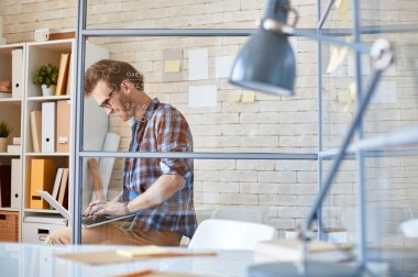 İşadamı dizüstü bilgisayarla çalışıyor