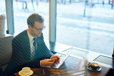 İşadamı manifatura mesaj