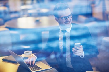 genç gülümseyen iş adamı