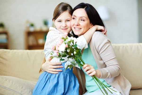 Jonge vrouw met dochter — Stockfoto