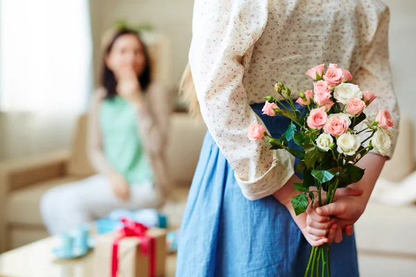 Flicka anläggning blommor — Stockfoto