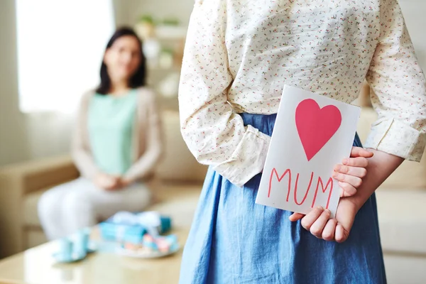 Ragazza in possesso di carta — Foto Stock