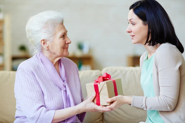 Woman giving package — Stock Photo, Image