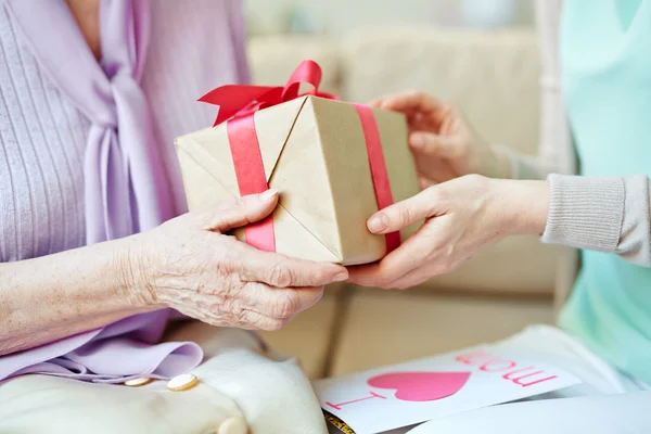 Vrouw geven aanwezig — Stockfoto