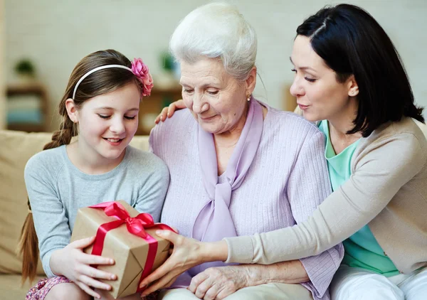 Donne che danno regalo — Foto Stock