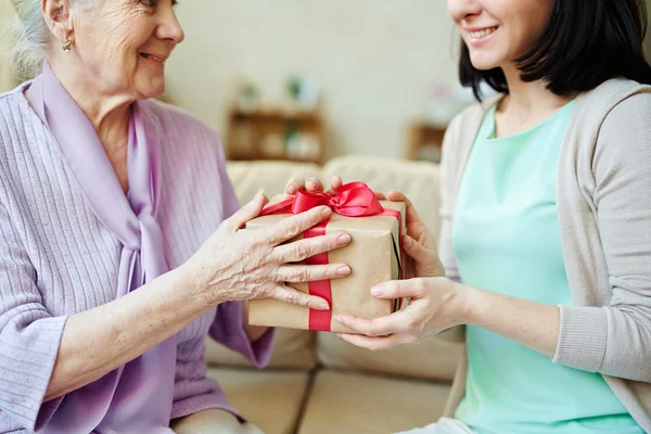 Woman giving package — Stock Photo, Image